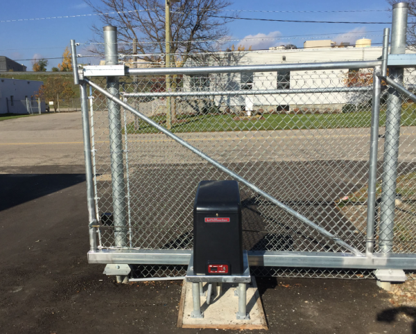 Pagar dengan pintu gerbang otomatis dan sistem keamanan canggih